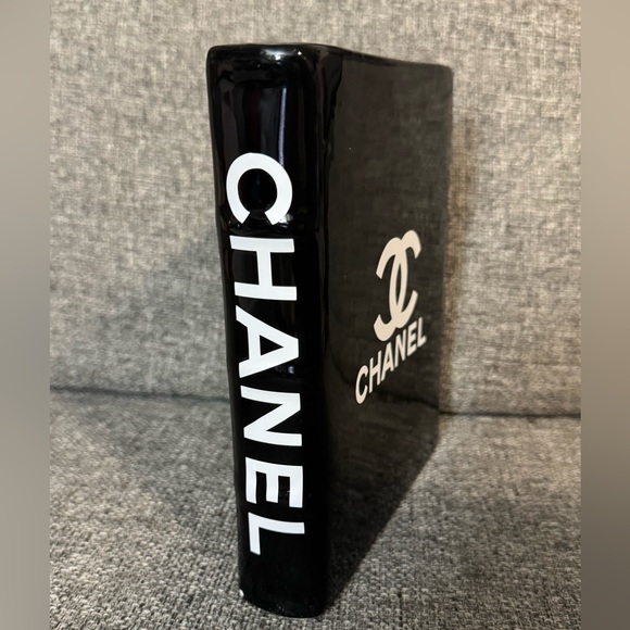 ❗️CLEARANCE❗️CHANEL Glossy Black Ceramic Flower Vase - Picture 4 of 10